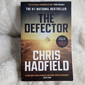 💙3/$25 💙The‎ Defector By Chris Hadfield Paperback